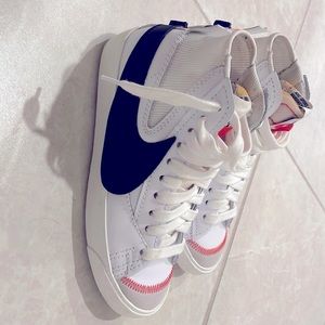 Worn twice only, selling because didn’t fit me.